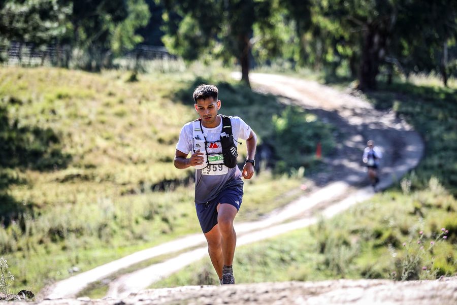 Franco subiendo una cuesta de tierra en la Ultra Alpina