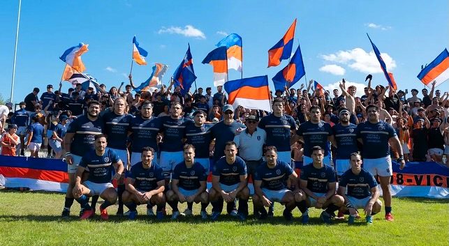 El plantel de Vicentinos festeja en la cancha con banderas
