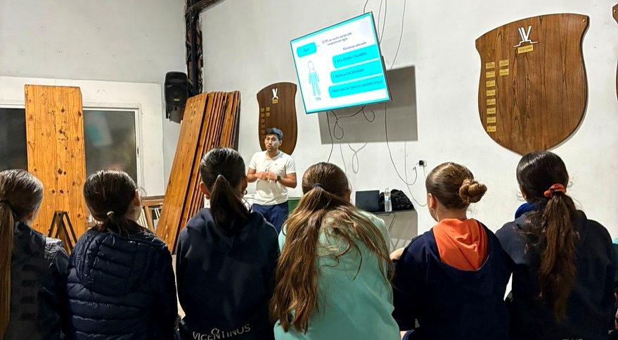 Franco da una charla en el club frente a un grupo de jugadoras