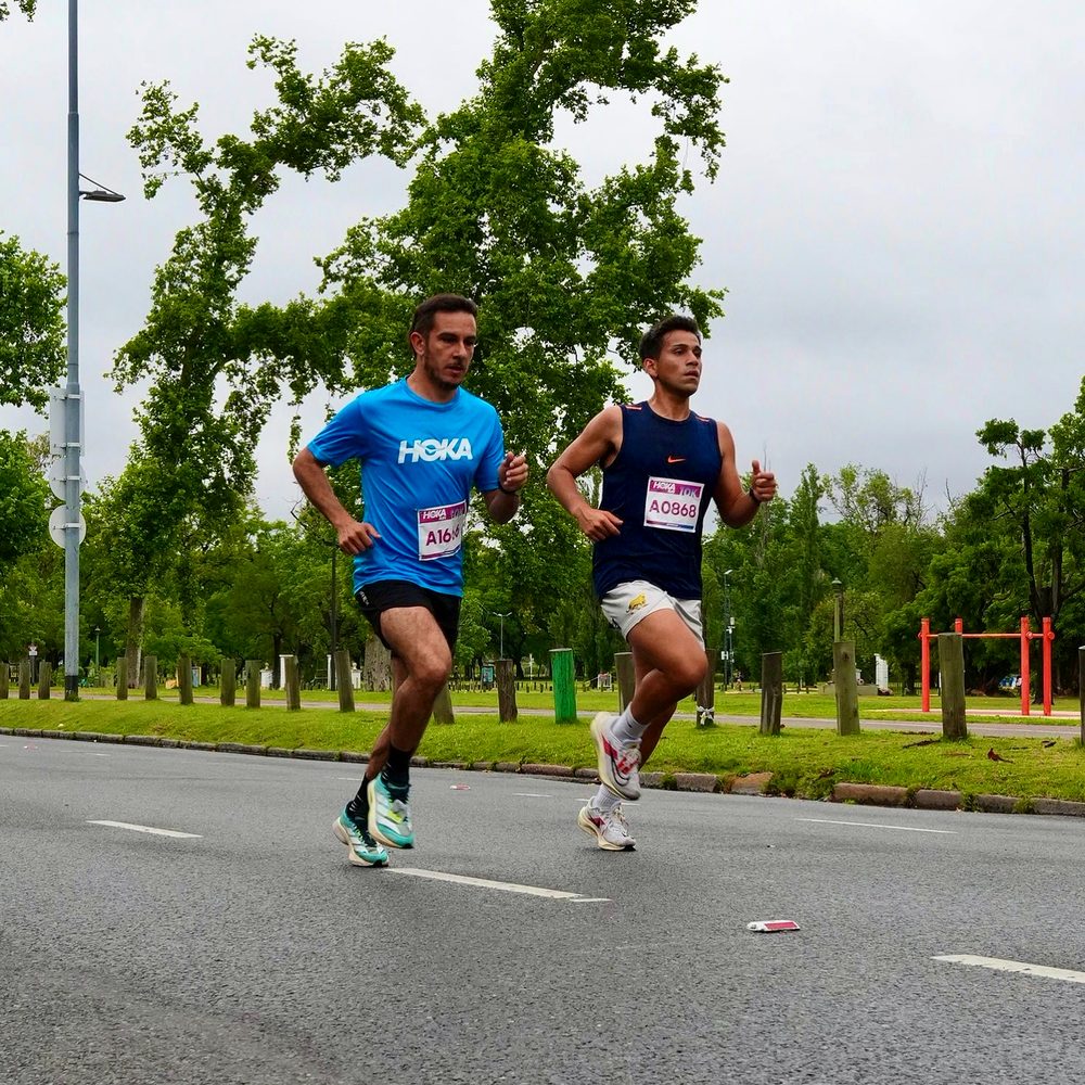 Franco corriendo la Hoka 10 km, con otro corredor al lado
