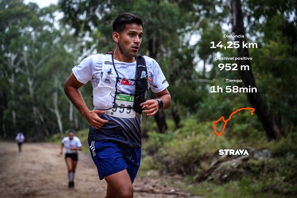 Franco corriendo la Ultra Alpina en un camino de tierra entre árboles