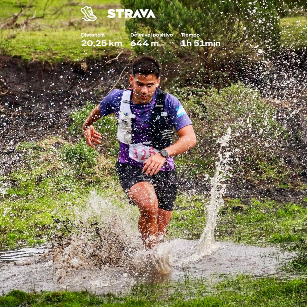 Franco cruzando un charco en el trail de Tandil, con los datos de Strava