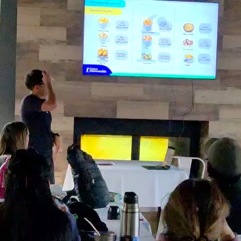 Charla de estrategia de carrera en el Trail Camp, con la diapositiva de Franco en la pantalla