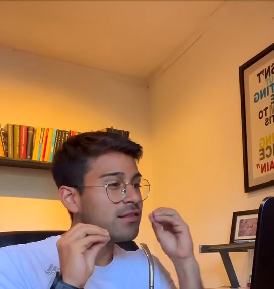 Franco con un mate, hablando en una consulta virtual