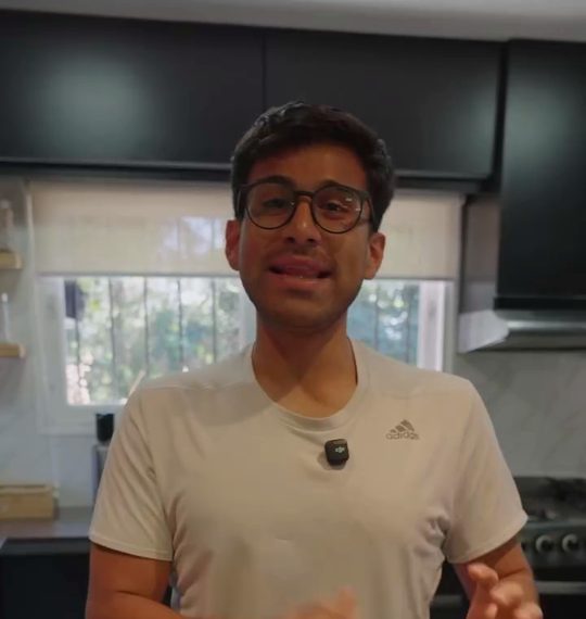 Franco en una cocina, frente a dos sándwiches de milanesa