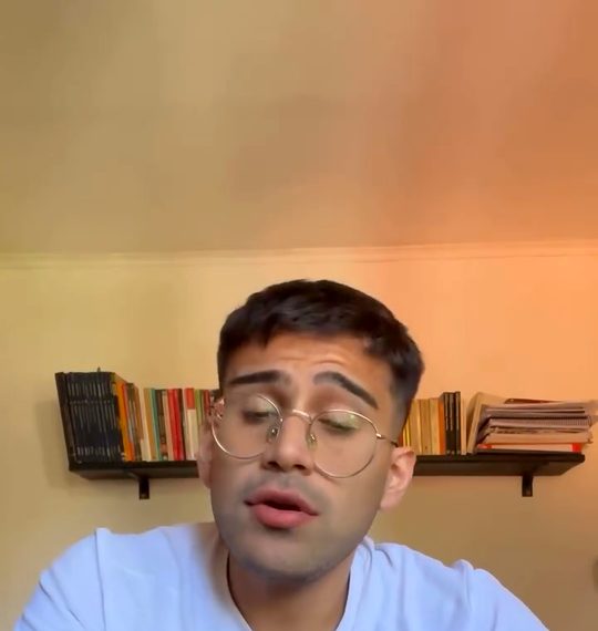 Franco hablando a cámara sobre la proteína en polvo